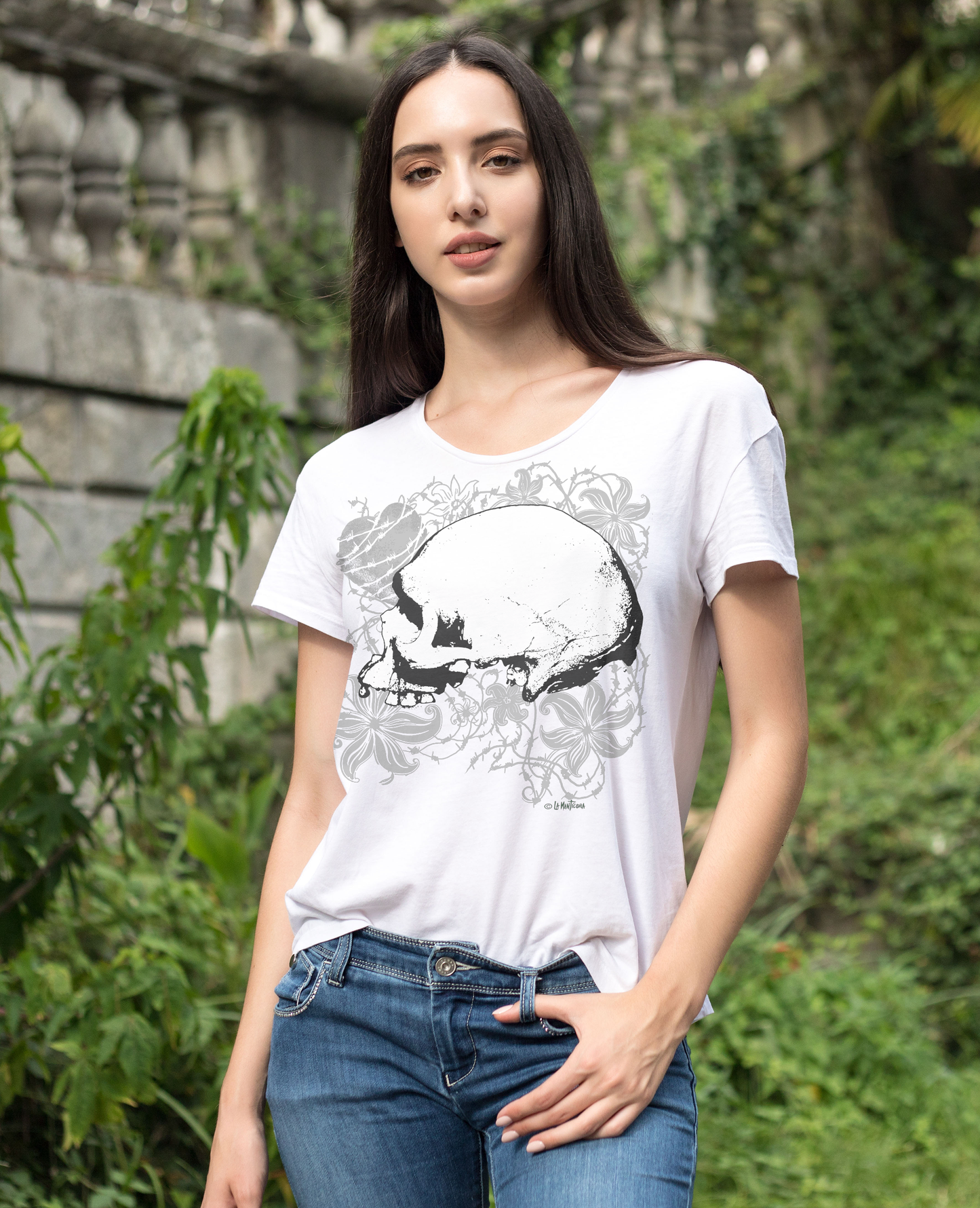 Camiseta Chica Skulls of love en blanco